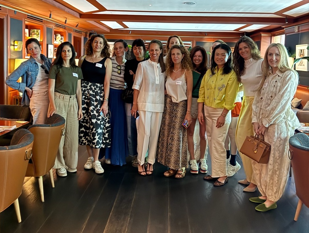 A group of moms at an ai.moms™ experience
